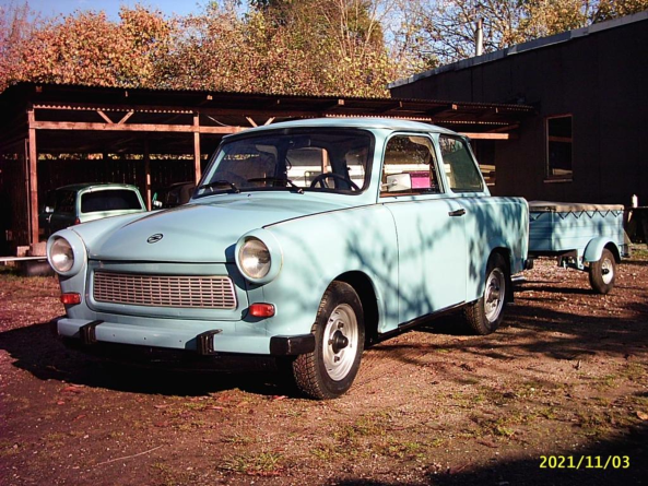 Blauer Trabant schräg