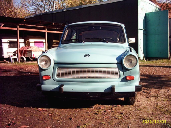 Blauer Trabant Front