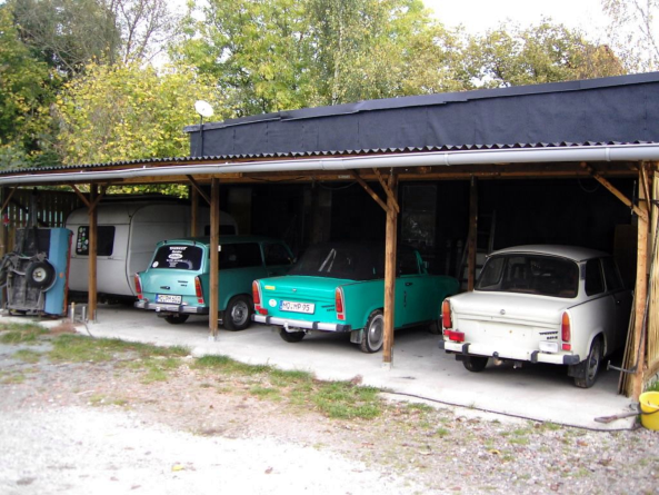 Trabanten im Carport